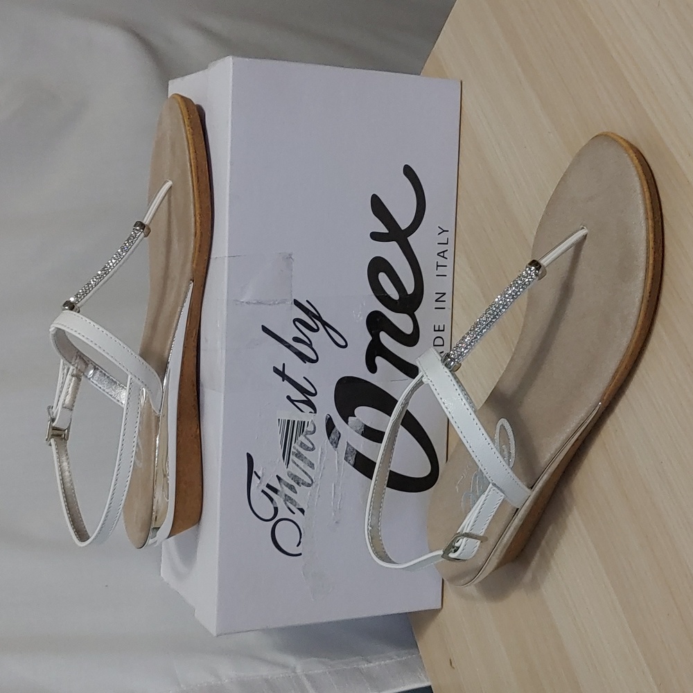 Onex "Ava" White Thong Sandals  Size 7  New in Box
